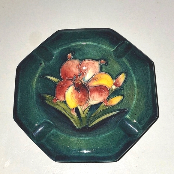VINTAGE MOORCROFT POTTERY GREEN OCTAGONAL FREESIA ASHTRAY ~POTTERS TO QUEEN MARY - Picture 3 of 7